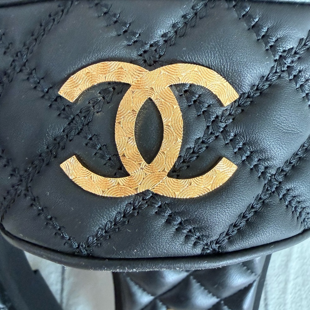 CHANEL Black Quilted Leather Slide Sandals with Gold hammered CC SZ 40 full set - Picture 8 of 9